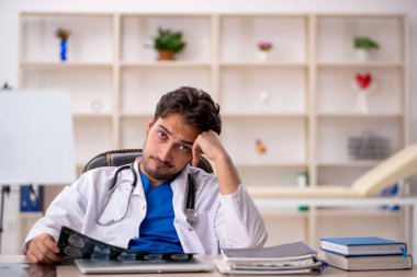 Klinikte çalışan genç bir radyolog.