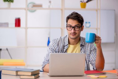 Salgın sırasında evden çalışan genç bir serbest çalışan.