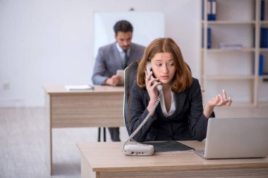 İki meslektaş iş yerinde oturuyor.