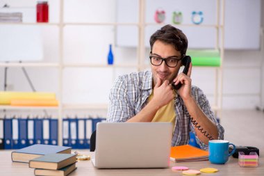 Salgın sırasında evden çalışan genç bir serbest çalışan.