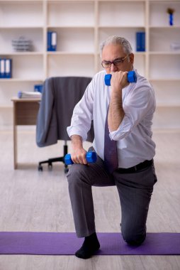 Mola sırasında spor egzersizleri yapan eski bir çalışan.