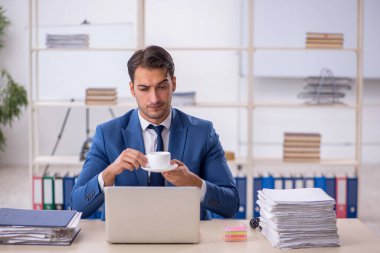 İş yerinde çalışan genç bir işadamı