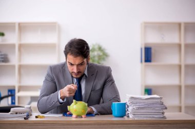 Emeklilik planlama konseptinde genç işadamı