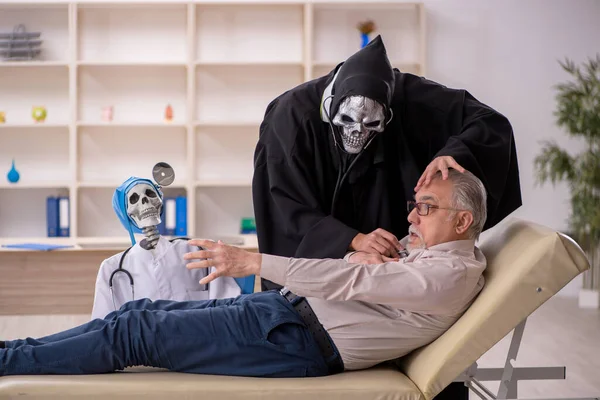 Viejo Paciente Visitando Dos Doctores Diablo —  Fotos de Stock