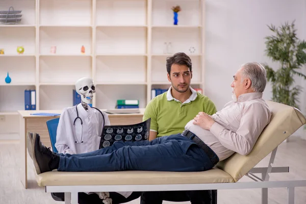 Paciente Sexo Masculino Visitando Médico Radiologista Morto — Fotografia de Stock