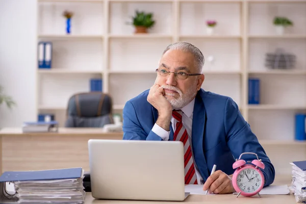 Old Businessman Employee Time Management Concept — Stock Photo, Image