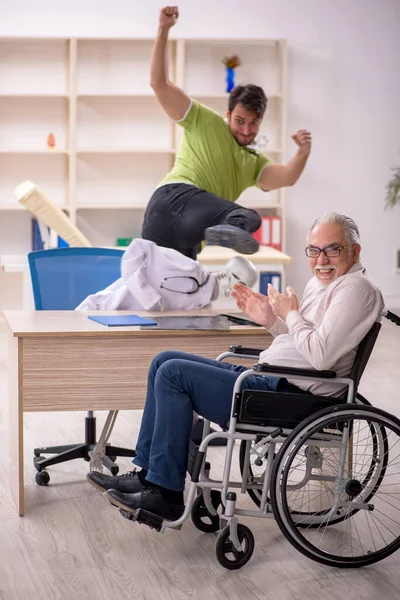 Paciente Sexo Masculino Velho Cadeira Rodas Visitando Médico Esqueleto — Fotografia de Stock