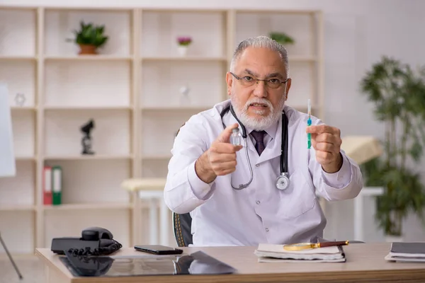 Klinikte Çalışan Yaşlı Bir Doktor — Stok fotoğraf