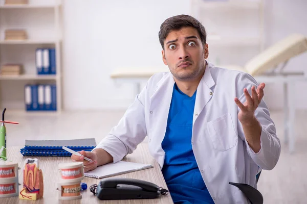 Young Dentist Working Hospital — Stock Photo, Image