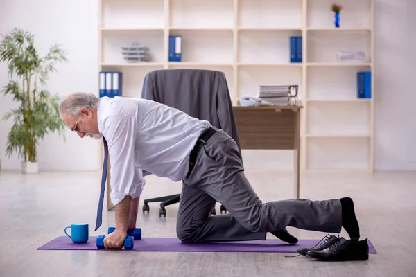 Starý Zaměstnanec Dělá Sportovní Cvičení Během Přestávky — Stock fotografie