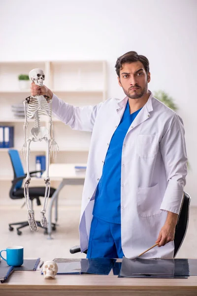 Jovem Médico Sexo Masculino Estudando Esqueleto Humano Clínica — Fotografia de Stock