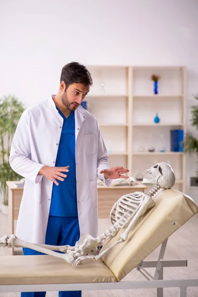 Junger Arzt Mit Skelett Krankenhaus — Stockfoto