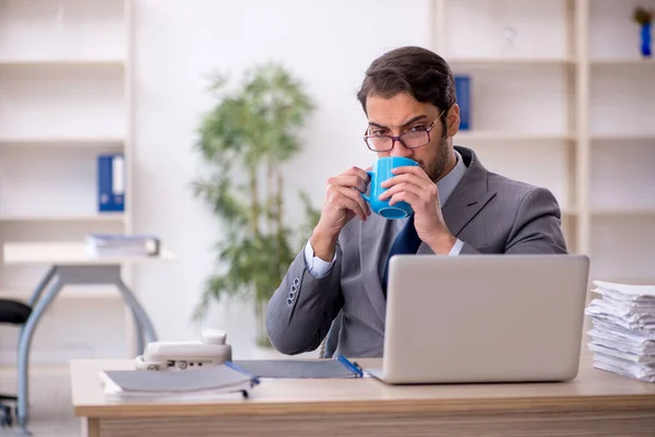 Νεαρός Επιχειρηματίας Υπάλληλος Πίνοντας Καφέ Κατά Διάρκεια Διάλειμμα — Φωτογραφία Αρχείου
