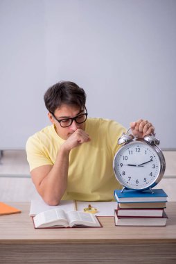 Zaman yönetimi konseptinde genç öğrenci