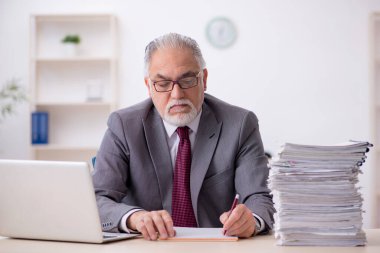 Eski çalışanım ve ofiste çok işim var.