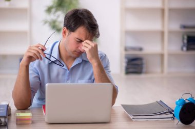 İş yerinde çalışan genç bir işadamı