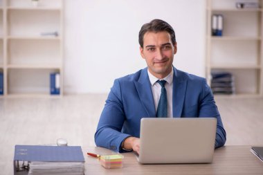 İş yerinde çalışan genç bir işadamı