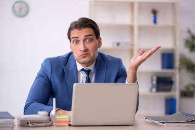 İş yerinde çalışan genç bir işadamı