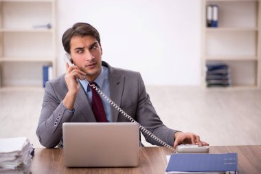 İş yerinde çalışan genç bir işadamı