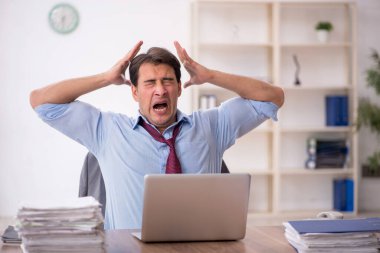 İş yerinde çalışan genç bir işadamı