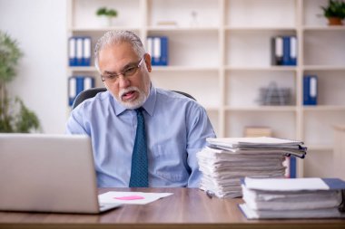 Ofiste çalışan eski bir işadamı.