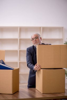 Ofis taşıma konseptinde eski bir işadamı