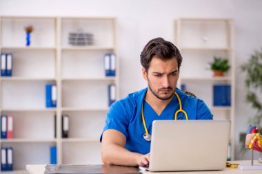 Teletıp konseptinde genç doktor