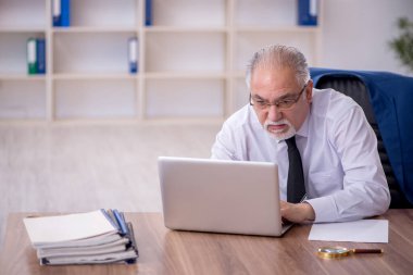 Ofiste çalışan eski bir işadamı.