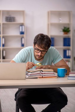 Sınıfta sınava hazırlanan genç bir öğrenci.