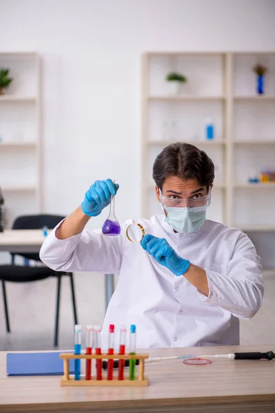 研究室で働いている若い化学者 — ストック写真