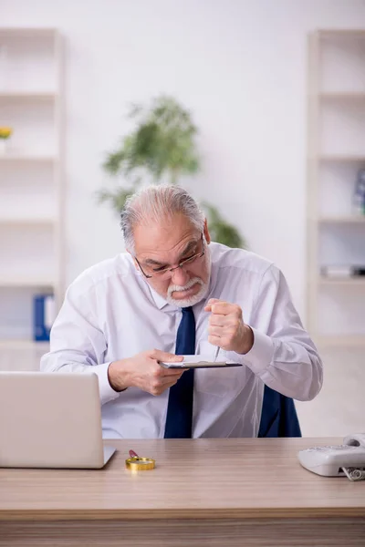 Old Boss Working Office — Stock Photo, Image