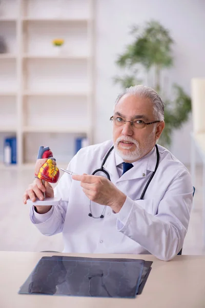 Antiguo Médico Cardiólogo Que Trabaja Clínica — Foto de Stock