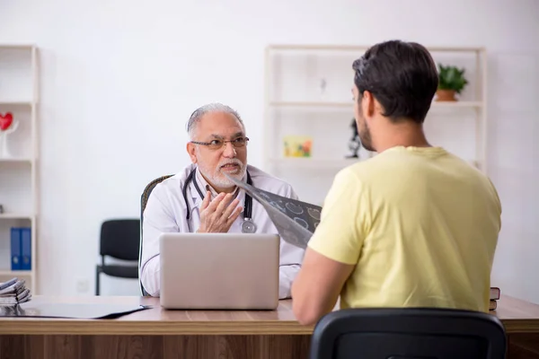 Young Doctor Visiting Old Doctor Radiologist — Stock Photo, Image