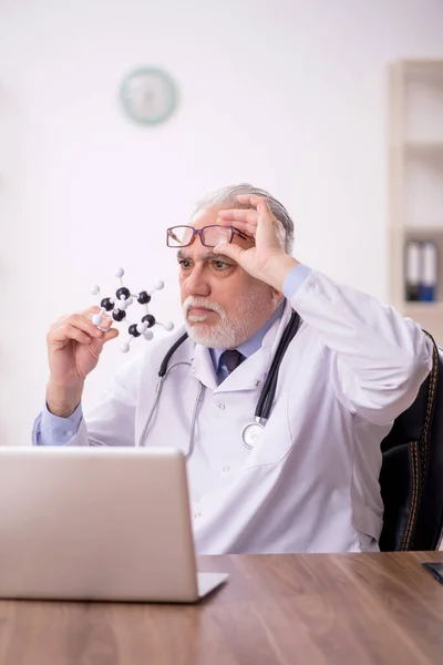 Old Doctor Studying Molecular Model Clinic — Stock Photo, Image