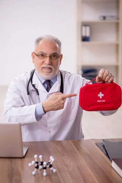 Gammal Läkare Paramedicin Arbetar Kliniken — Stockfoto