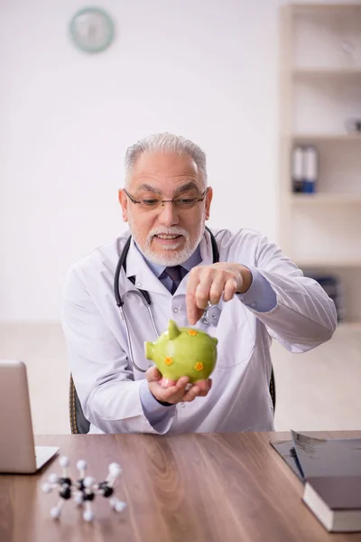 Old Doctor Planning Retirement Concept — Stock Photo, Image
