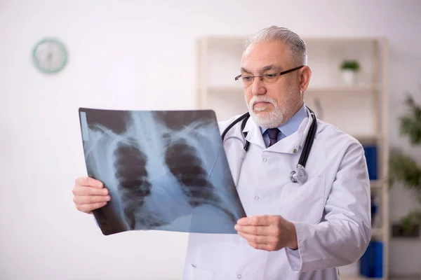 Oude Mannelijke Arts Radioloog Werkt Het Ziekenhuis — Stockfoto