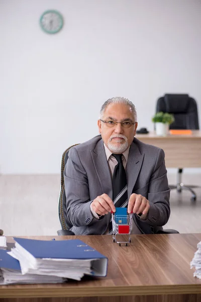 Alter Männlicher Chef Mit Kreditkarte Arbeitsplatz — Stockfoto