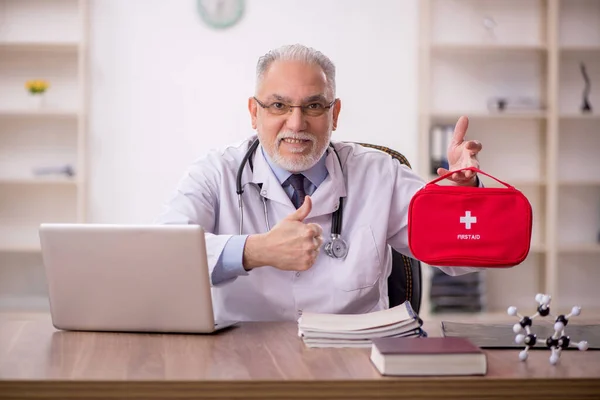 Starý Doktor Zdravotník Pracující Klinice — Stock fotografie