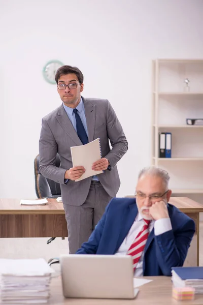 職場に座っている二人の男性の同僚 — ストック写真