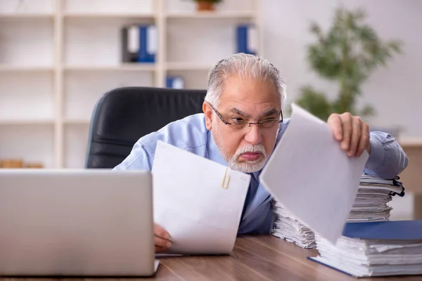 Vecchio Impiegato Uomo Affari Che Lavora Ufficio — Foto Stock