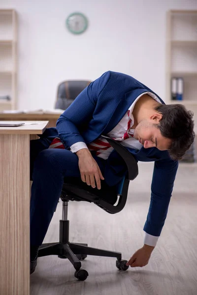 Empleado Joven Negocios Demasiado Trabajo Oficina — Foto de Stock