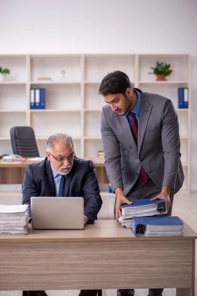 Two Male Colleagues Working Workplace — Stock Photo, Image