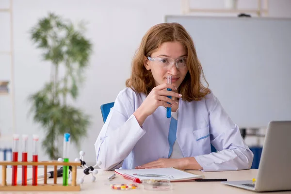 研究室で働いてる若い女の子の化学者 — ストック写真
