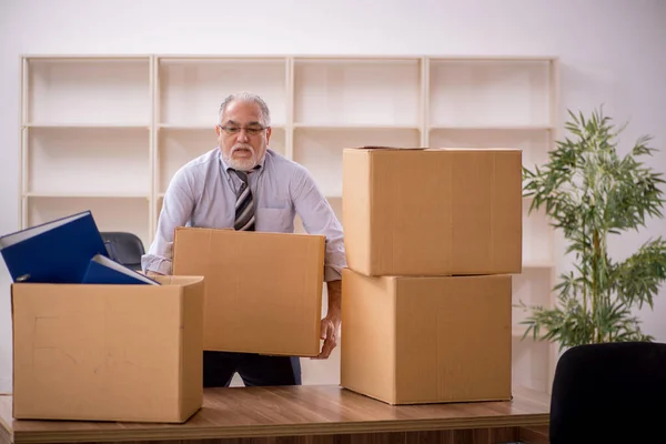 オフィス移転の概念における旧ビジネスマンの従業員 — ストック写真