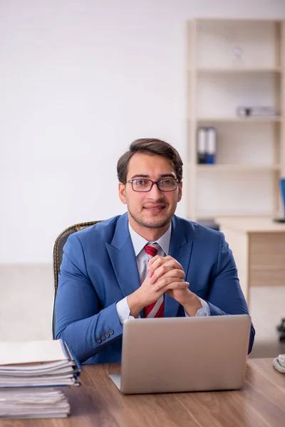 Jovem Empresário Empregado Sentado Local Trabalho — Fotografia de Stock