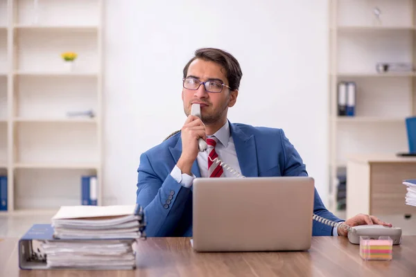 Ung Affärsman Anställd Sitter Arbetsplatsen — Stockfoto