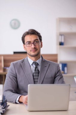 Genç işadamı işyerinde aşırı çalışmaktan memnun değil.