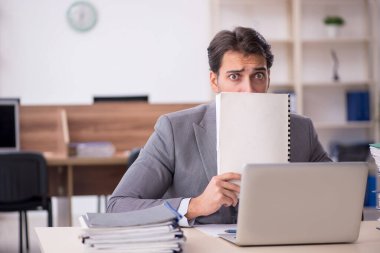 Genç işadamı işyerinde aşırı çalışmaktan memnun değil.