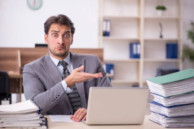 Genç işadamı işyerinde aşırı çalışmaktan memnun değil.